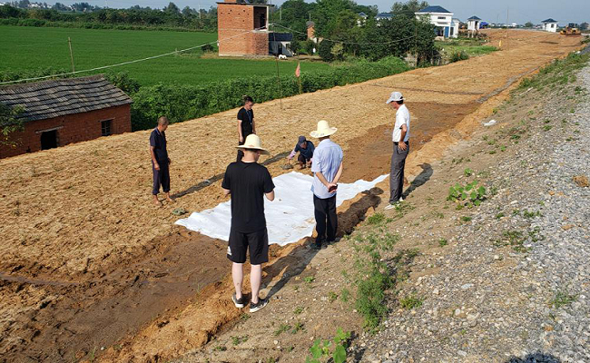 三維復(fù)合濾墊“助力”大堤滲水口搶險(xiǎn) 和縣抗洪搶險(xiǎn)用上科技利器